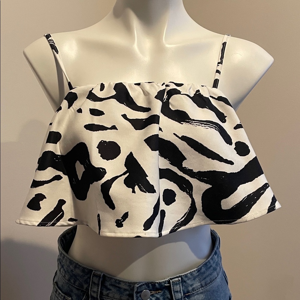 AKIRA Black & White Abstract Printed Crop Top